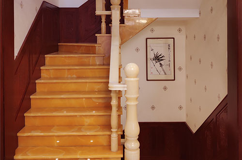 潢川中式别墅室内汉白玉石楼梯的定制安装装饰效果